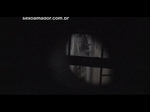 ❤️ Blondie word in die geheim video-opgeneem deur 'n buurtvoyeur wat agter hol bakstene versteek is Seks by porn af.justindianpornx.ru ️❤